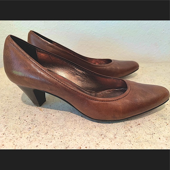 BCBG leather pumps in mahogany w/ small stacked heel - style & comfort by design - Picture 2 of 4
